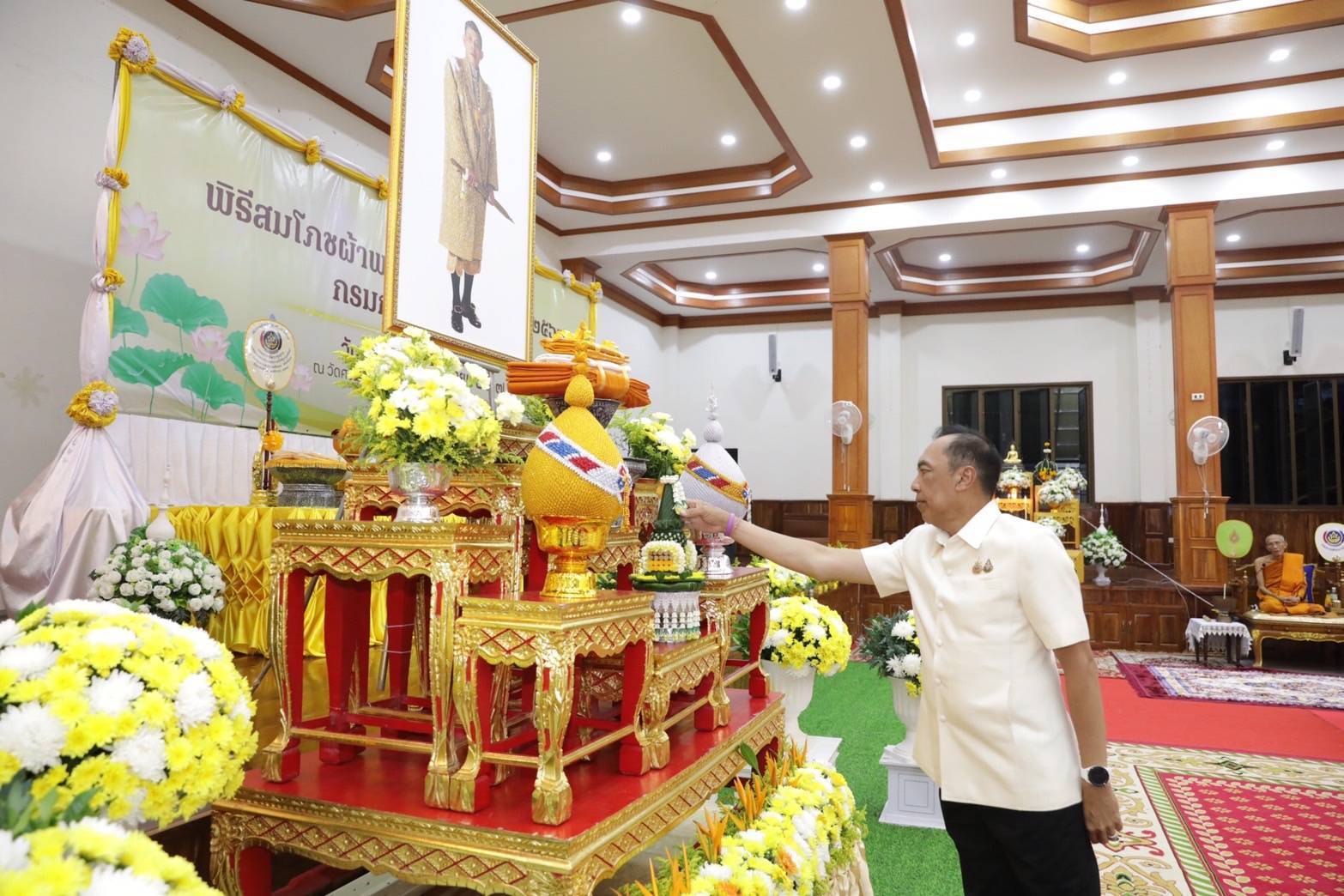 พช.นครพนม ร่วมพิธีสมโภชผ้าพระกฐินพระราชทานกรมการพัฒนาชุมชน ประจำปีพุทธศักราช 2567