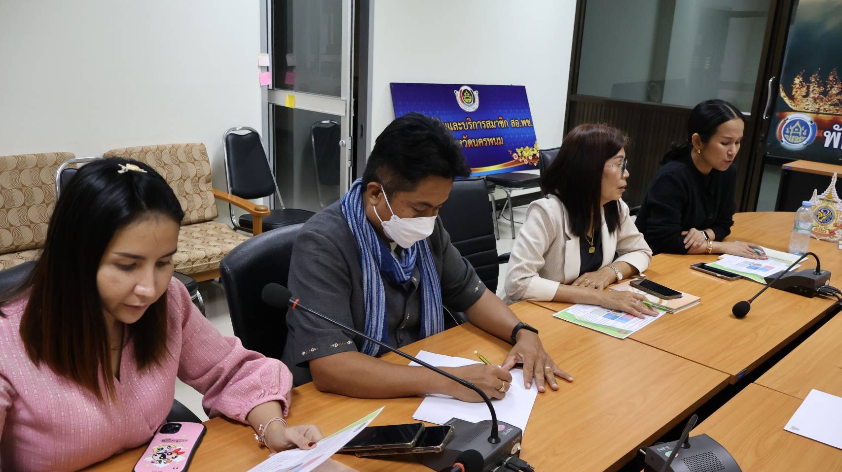 พช.นครพนม ร่วมกับ มหาวิทยาลัยนครพนม ประชุมหารือนำเสนอชุดเสื้อผ้าไทยสำหรับ ครม.สัญจร ที่มีกำหนดมาจัดประชุมขึ้นที่จังหวัดนครพนมในช่วงเดือนมกราคม 2568