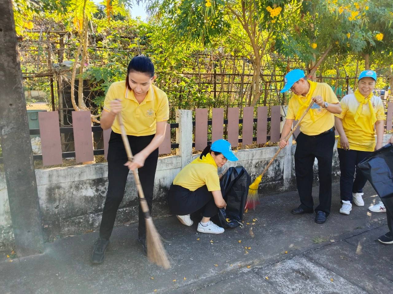 พช.นครพนม ร่วมกิจกรรมจิตอาสาเนื่องในวันคล้ายวันพระบรมราชสมภพ พระบาทสมเด็จพระบรมชนกาธิเบศร มหาภูมิพลอดุลยเดชมหาราช บรมนาถบพิตร วันชาติ และวันพ่อแห่งชาติ 5 ธันวาคม 2567