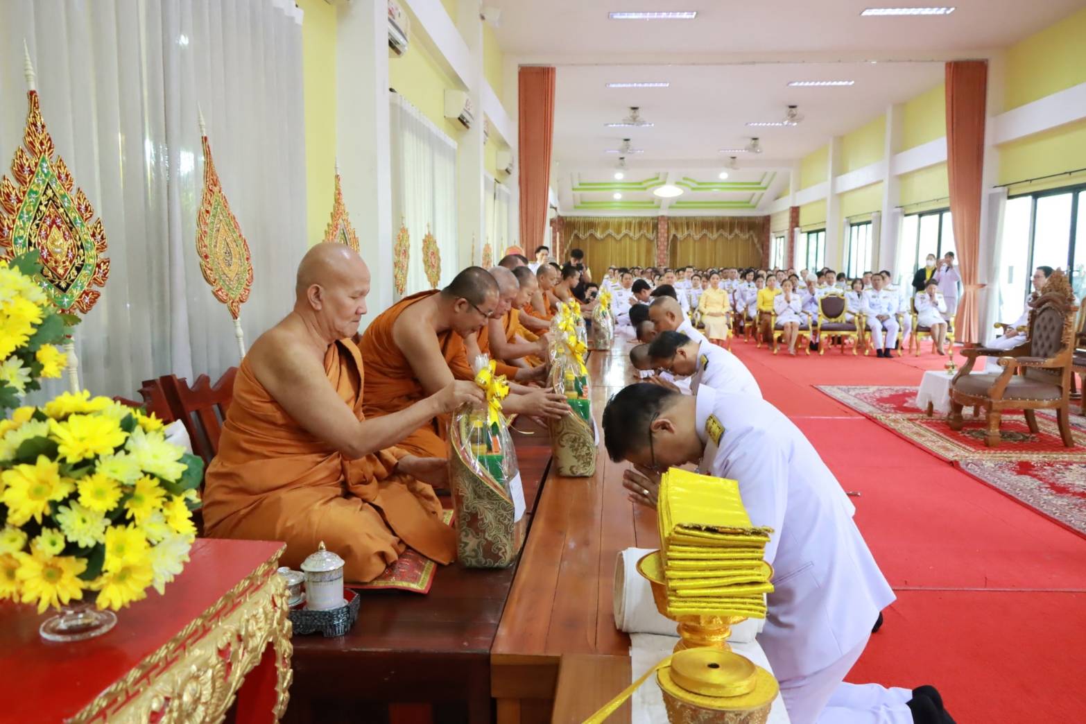 พช.นครพนม ร่วมพิธีทำบุญตักบาตรถวายพระราชกุศล และพิธีวางพานพุ่มดอกไม้ เนื่องในวันคล้ายวันพระบรมราชสมภพ พระบาทสมเด็จพระบรมชนกาธิเบศร มหาภูมิพลอดุลยเดชมหาราช บรมนาถบพิตร วันชาติ และวันพ่อแห่งชาติ 5 ธันวาคม 2567