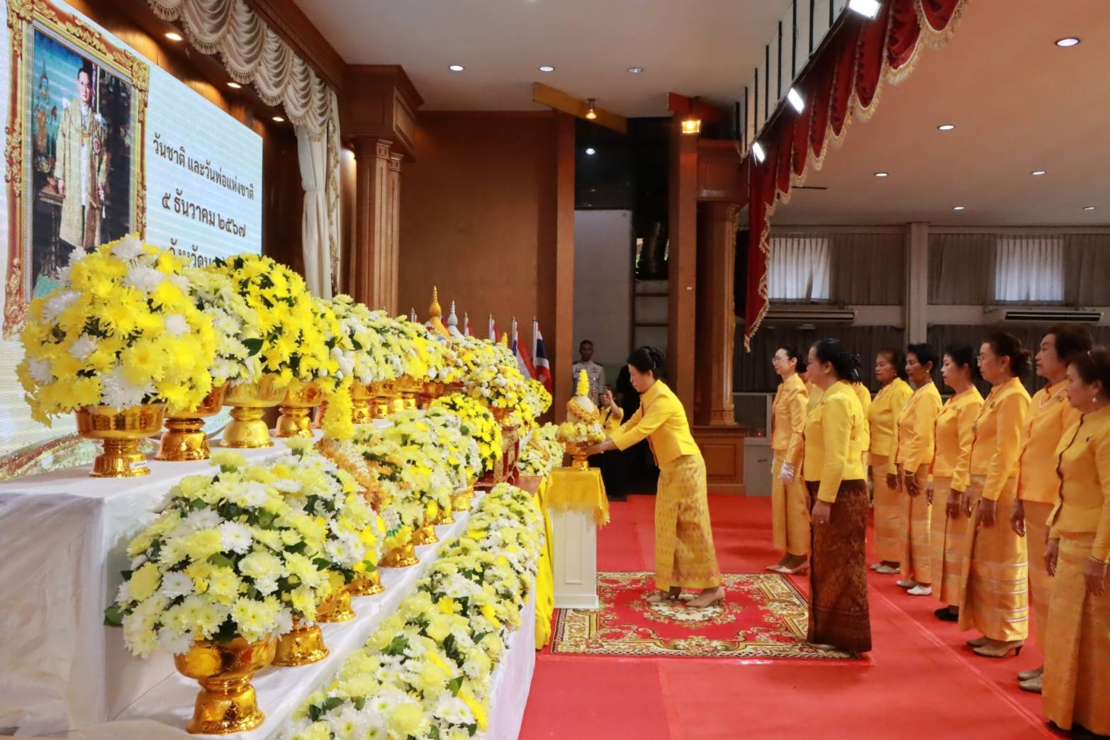 พช.นครพนม ร่วมพิธีทำบุญตักบาตรถวายพระราชกุศล และพิธีวางพานพุ่มดอกไม้ เนื่องในวันคล้ายวันพระบรมราชสมภพ พระบาทสมเด็จพระบรมชนกาธิเบศร มหาภูมิพลอดุลยเดชมหาราช บรมนาถบพิตร วันชาติ และวันพ่อแห่งชาติ 5 ธันวาคม 2567