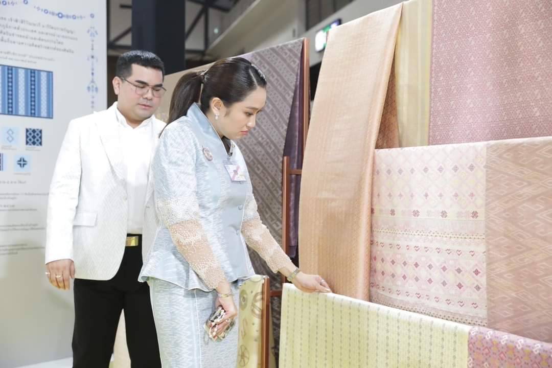 รอง ผวจ.นครพนม ร่วมรับเสด็จสมเด็จพระเจ้าลูกเธอ เจ้าฟ้าสิริวัณณวรี นารีรัตนราชกัญญา เสด็จเป็นองค์ประธานในพิธีเปิดงาน Silk Festival 2024 สู่การพัฒนาที่ยังยืน ภายใต้แนวคิด Silk Success Sustainability ต่อยอดภูมิปัญญาผ้าไทย เพื่อยกระดับสู่สากล และพัฒนาอย่างยั่งยืน จัดโดยกรมการพัฒนาชุมชน กระทรวงมหาดไทย