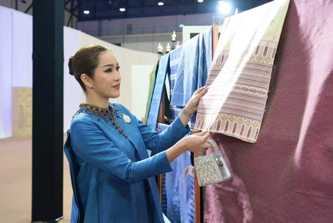 รอง ผวจ.นครพนม ร่วมรับเสด็จสมเด็จพระเจ้าลูกเธอ เจ้าฟ้าสิริวัณณวรี นารีรัตนราชกัญญา เสด็จเป็นองค์ประธานในพิธีเปิดงาน Silk Festival 2024 สู่การพัฒนาที่ยังยืน ภายใต้แนวคิด Silk Success Sustainability ต่อยอดภูมิปัญญาผ้าไทย เพื่อยกระดับสู่สากล และพัฒนาอย่างยั่งยืน จัดโดยกรมการพัฒนาชุมชน กระทรวงมหาดไทย