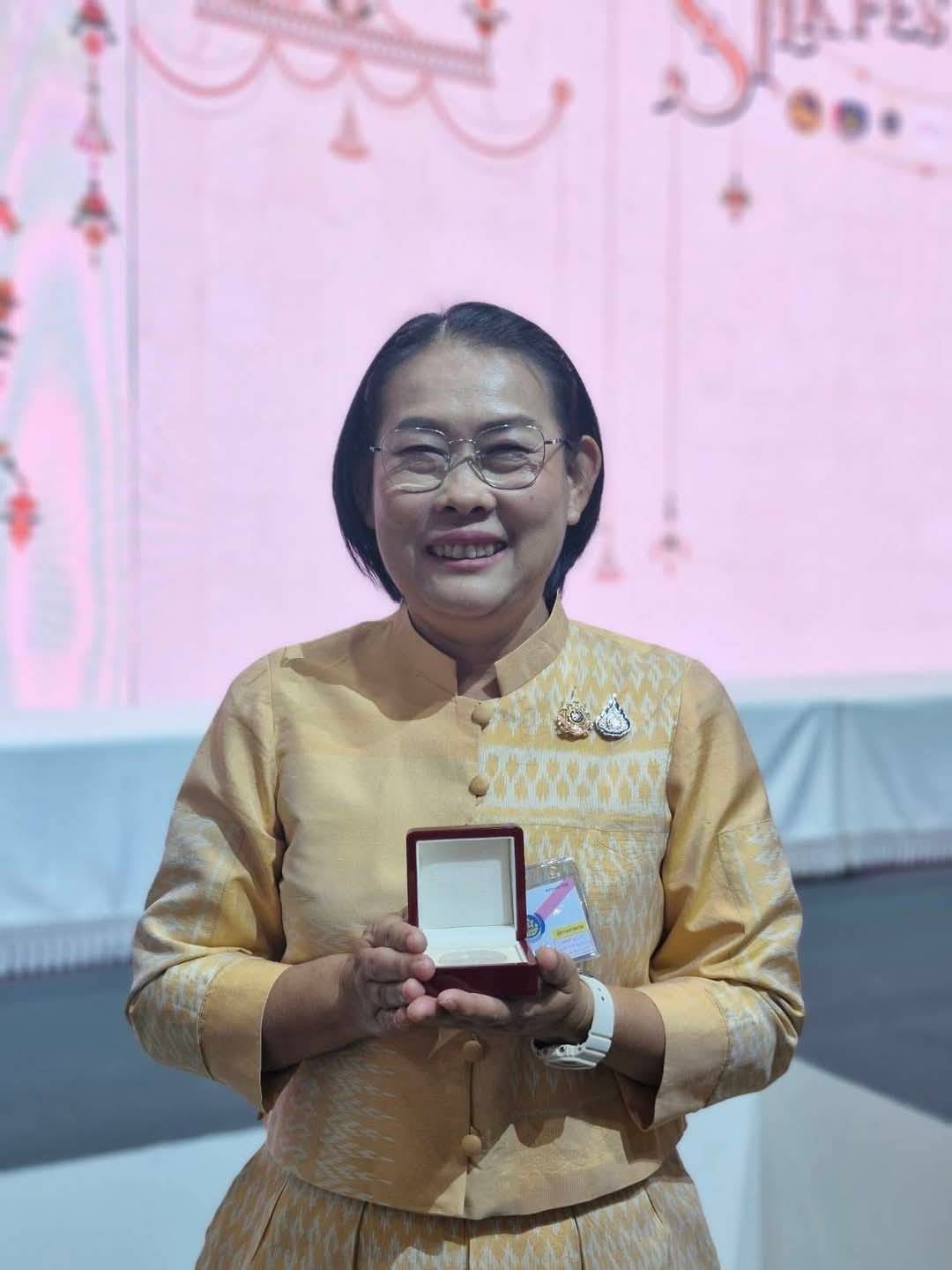รอง ผวจ.นครพนม ร่วมรับเสด็จสมเด็จพระเจ้าลูกเธอ เจ้าฟ้าสิริวัณณวรี นารีรัตนราชกัญญา เสด็จเป็นองค์ประธานในพิธีเปิดงาน Silk Festival 2024 สู่การพัฒนาที่ยังยืน ภายใต้แนวคิด Silk Success Sustainability ต่อยอดภูมิปัญญาผ้าไทย เพื่อยกระดับสู่สากล และพัฒนาอย่างยั่งยืน จัดโดยกรมการพัฒนาชุมชน กระทรวงมหาดไทย