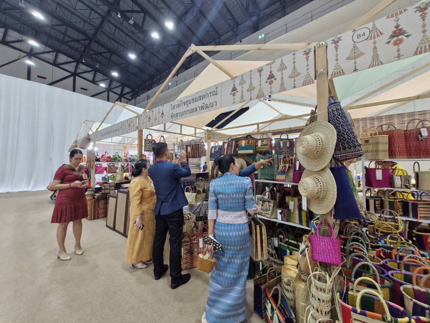 รอง ผวจ.นครพนม ร่วมรับเสด็จสมเด็จพระเจ้าลูกเธอ เจ้าฟ้าสิริวัณณวรี นารีรัตนราชกัญญา เสด็จเป็นองค์ประธานในพิธีเปิดงาน Silk Festival 2024 สู่การพัฒนาที่ยังยืน ภายใต้แนวคิด Silk Success Sustainability ต่อยอดภูมิปัญญาผ้าไทย เพื่อยกระดับสู่สากล และพัฒนาอย่างยั่งยืน จัดโดยกรมการพัฒนาชุมชน กระทรวงมหาดไทย