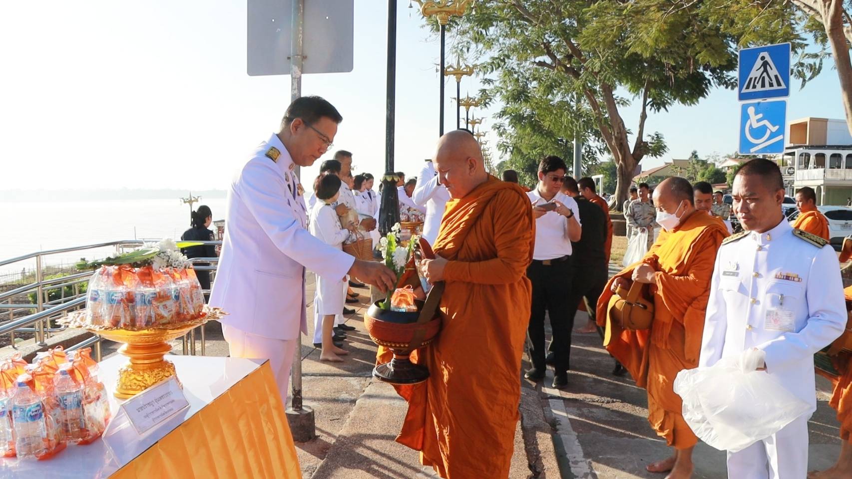 พช.นครพนม ร่วมพิธีเจริญพระพุทธมนต์และพิธีตักบาตรเฉลิมพระเกียรติเนื่องในวันคล้ายวันประสูติ สมเด็จพระเจ้าลูกเธอ เจ้าฟ้าพัชรกิติยาภา นเรนทิราเทพยวดี กรมหลวงราชสาริณีสิริพัชร มหาวัชรราชธิดา