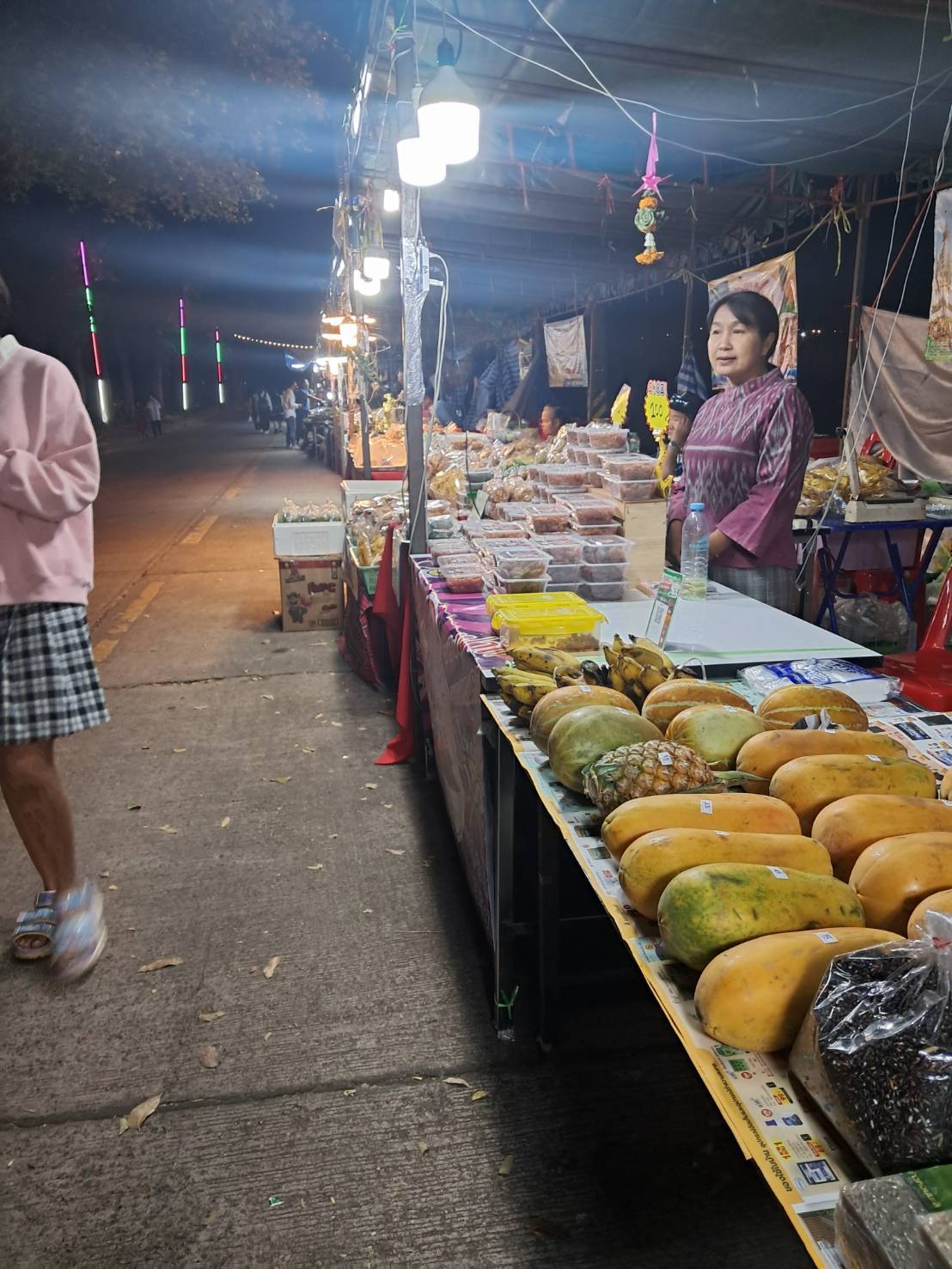 พช.นครพนม ร่วมจัดเเสดงเเละจำหน่ายสินค้า OTOP ในงานหอการค้าแฟร์ 2024 “Soft Power Nakhon Phanom”