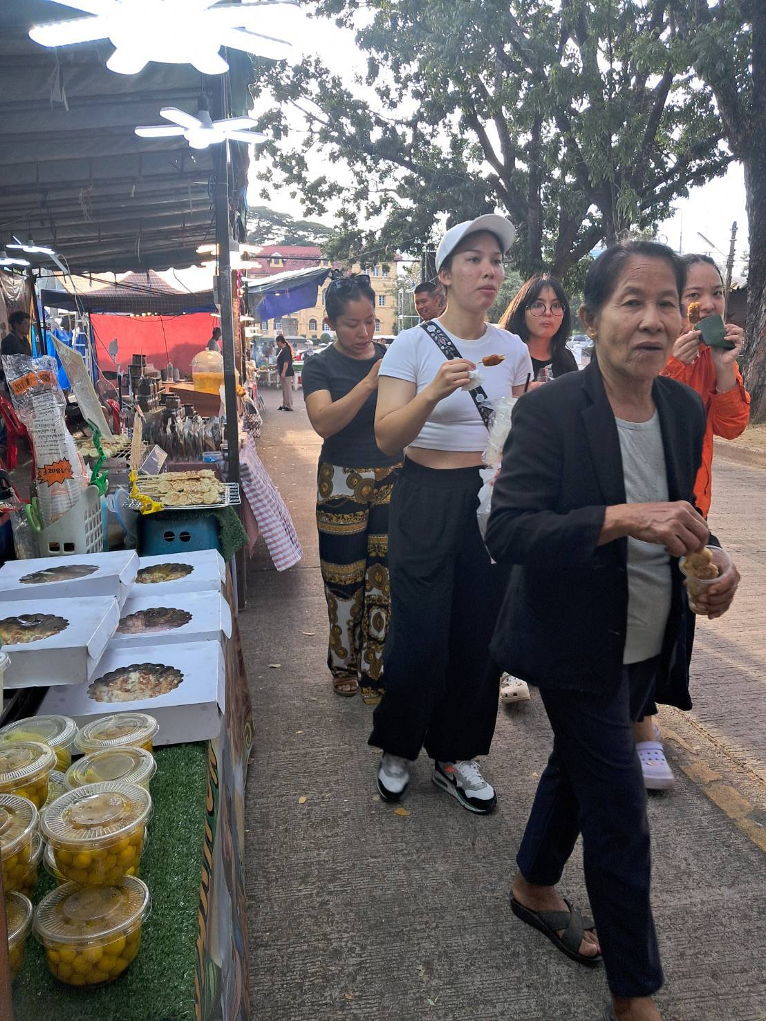 พช.นครพนม ร่วมจัดเเสดงเเละจำหน่ายสินค้า OTOP ในงานหอการค้าแฟร์ 2024 “Soft Power Nakhon Phanom”