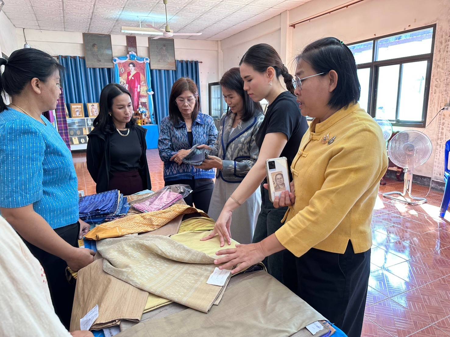 พช.นครพนม ร่วมกับ มหาวิทยาลัยนครพนม ลงพื้นที่ติดตามกลุ่มนาหว้าโมเดล หารือการทอผ้าสำหรับตัดชุดเสื้อผ้าไทยสำหรับ ครม.สัญจร ที่มีกำหนดมาจัดประชุมขึ้นที่จังหวัดนครพนมในช่วงเดือนมกราคม 2568