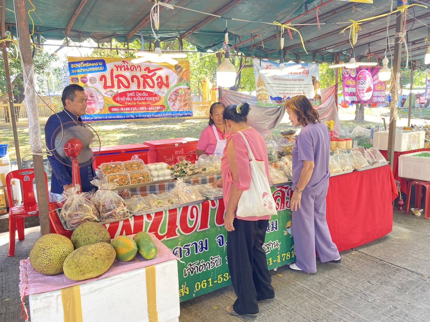 พช.นครพนม ร่วมจัดเเสดงเเละจำหน่ายสินค้า OTOP ในงานหอการค้าแฟร์ 2024 “Soft Power Nakhon Phanom”