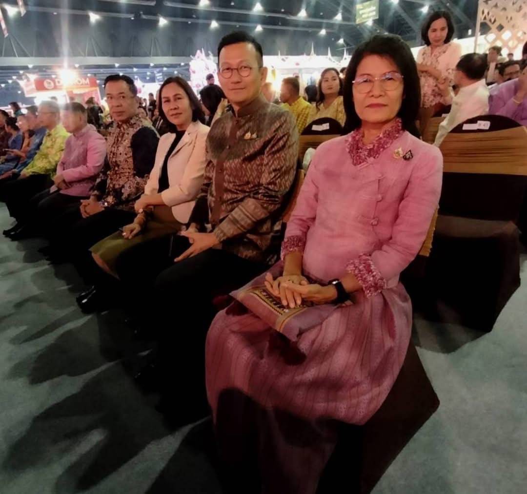 นครพนม ร่วมพิธีเปิดงาน OTOP CITY 2024 “Happy Market มอบความสุข ด้วยของขวัญล้ำค่า จากภูมิปัญญาไทย” สุดยิ่งใหญ่อลังการ