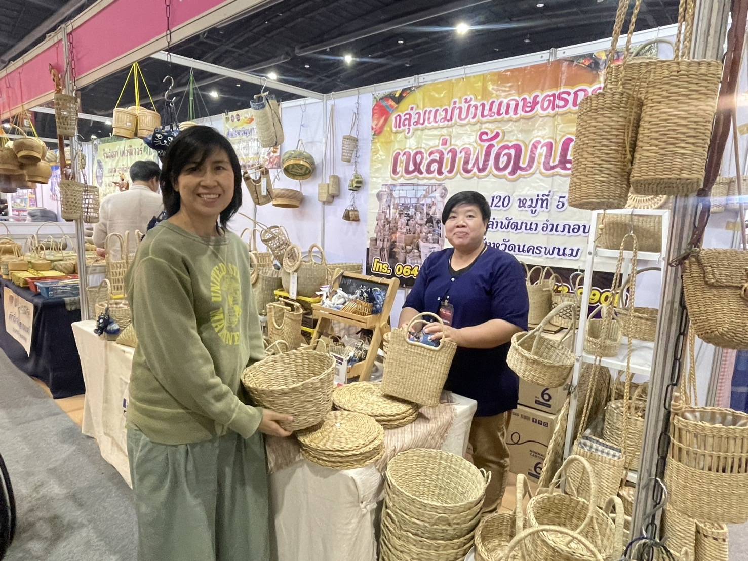 พช.นครพนม ร่วมจัดเเสดงเเละจำหน่ายสินค้า OTOP ในงาน OTOP CITY 2024 วันสุดท้าย