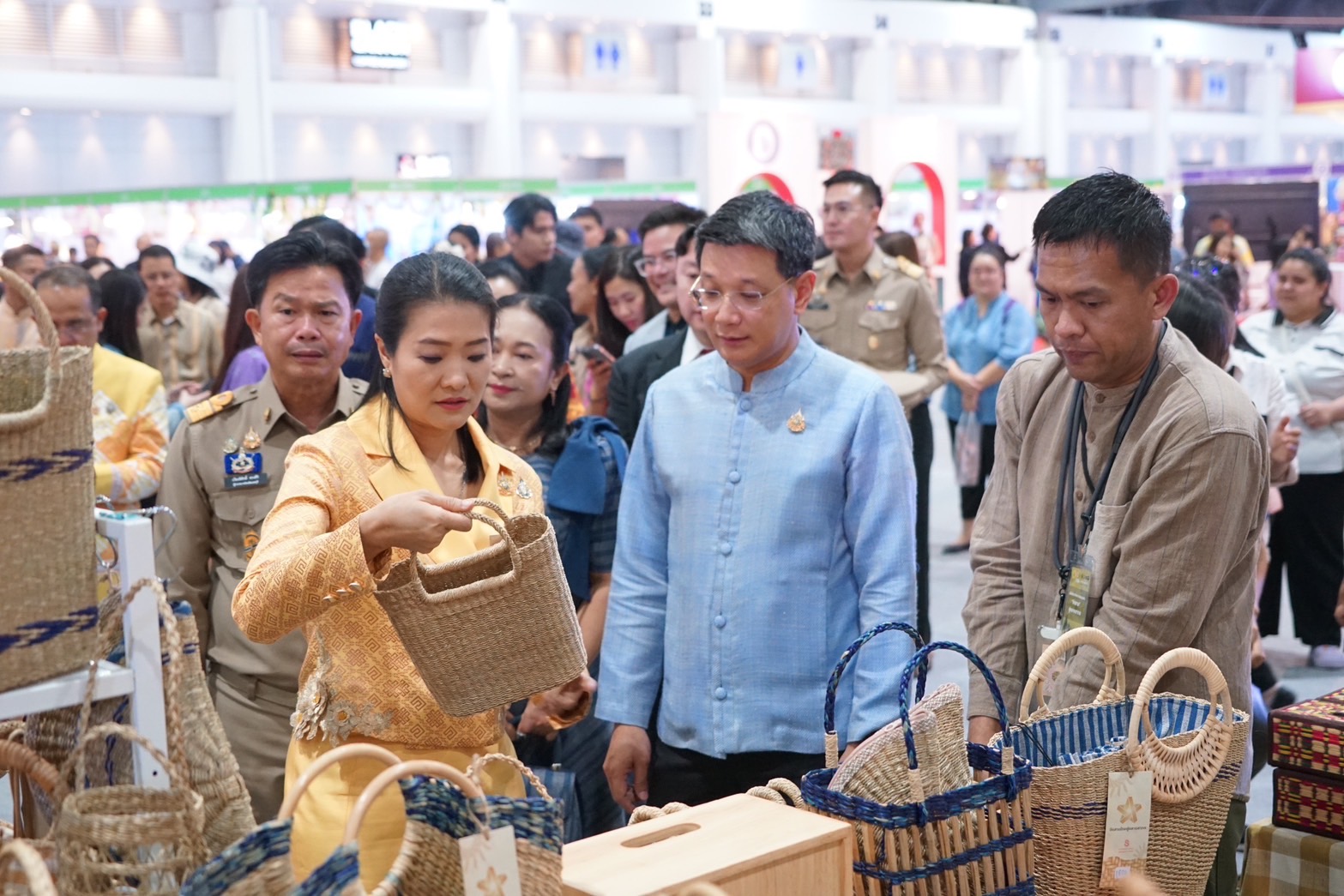 นครพนม ร่วมพิธีเปิดงาน OTOP CITY 2024 “Happy Market มอบความสุข ด้วยของขวัญล้ำค่า จากภูมิปัญญาไทย” สุดยิ่งใหญ่อลังการ