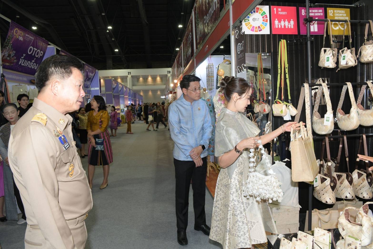 นครพนม ร่วมพิธีเปิดงาน OTOP CITY 2024 “Happy Market มอบความสุข ด้วยของขวัญล้ำค่า จากภูมิปัญญาไทย” สุดยิ่งใหญ่อลังการ