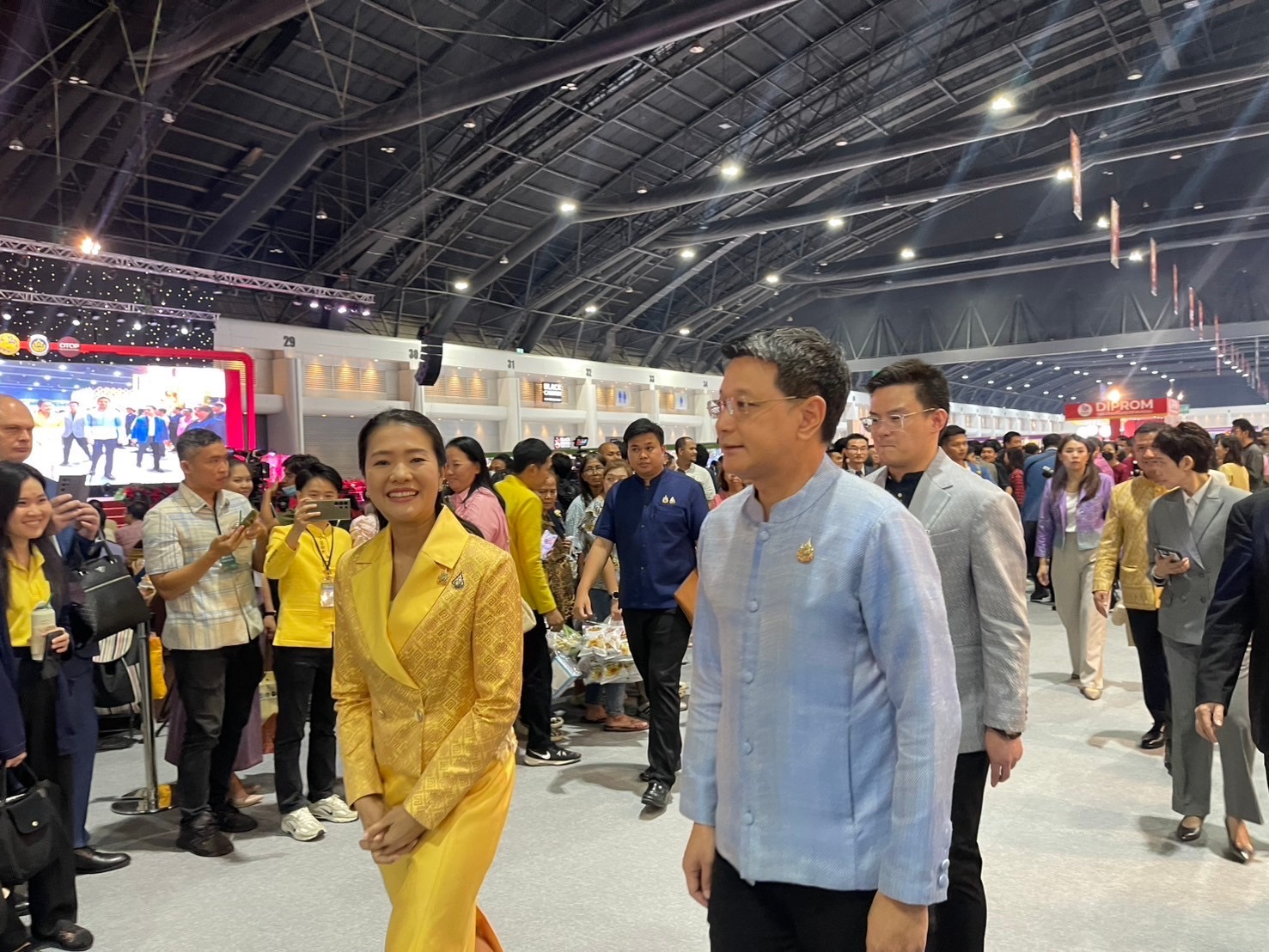นครพนม ร่วมพิธีเปิดงาน OTOP CITY 2024 “Happy Market มอบความสุข ด้วยของขวัญล้ำค่า จากภูมิปัญญาไทย” สุดยิ่งใหญ่อลังการ