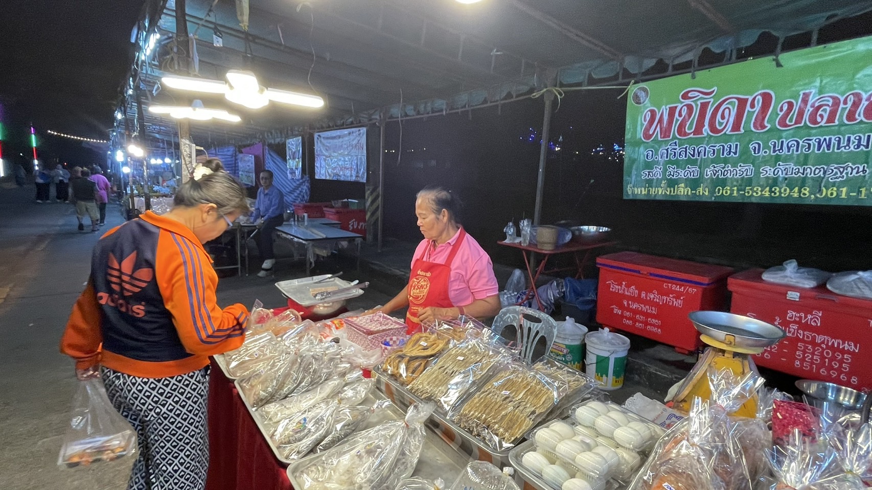 พช.นครพนม ร่วมจัดเเสดงเเละจำหน่ายสินค้า OTOP ในงานหอการค้าแฟร์ 2024 “Soft Power Nakhon Phanom”