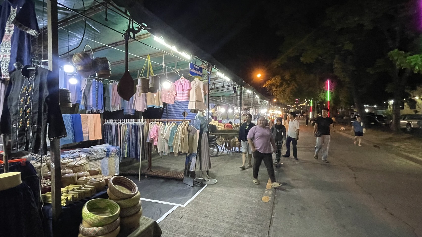 พช.นครพนม ร่วมจัดเเสดงเเละจำหน่ายสินค้า OTOP ในงานหอการค้าแฟร์ 2024 “Soft Power Nakhon Phanom”