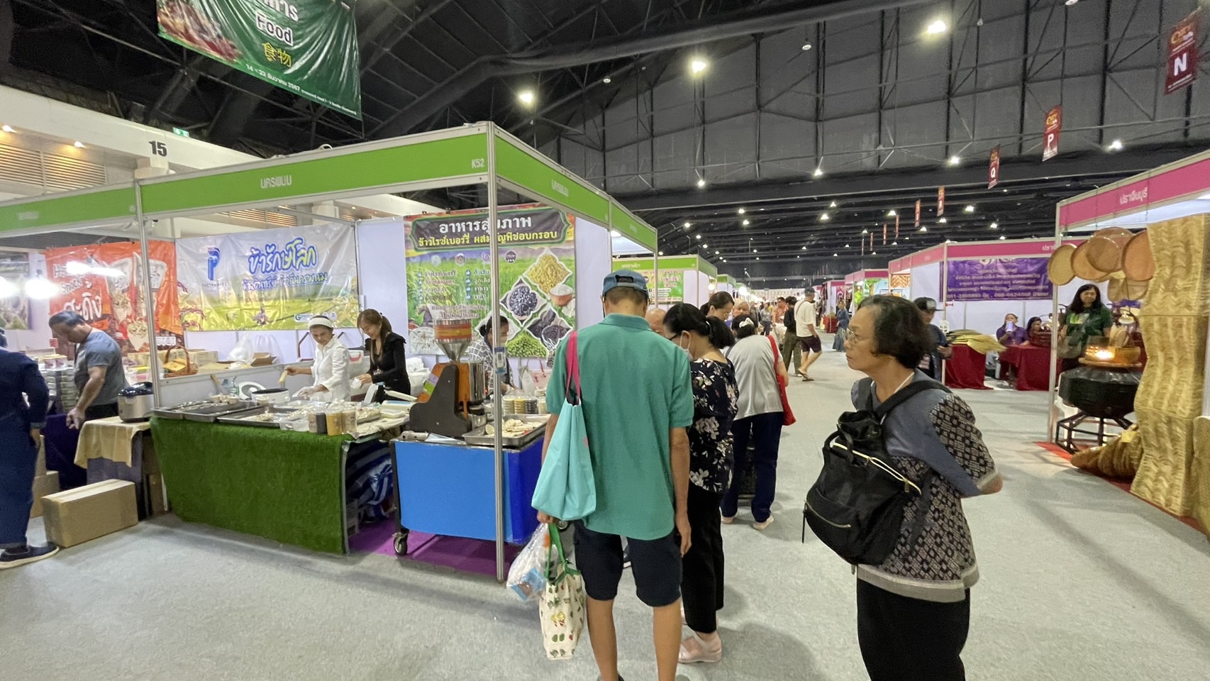 พช.นครพนม ร่วมจัดเเสดงเเละจำหน่ายสินค้า OTOP ในงาน OTOP CITY 2024