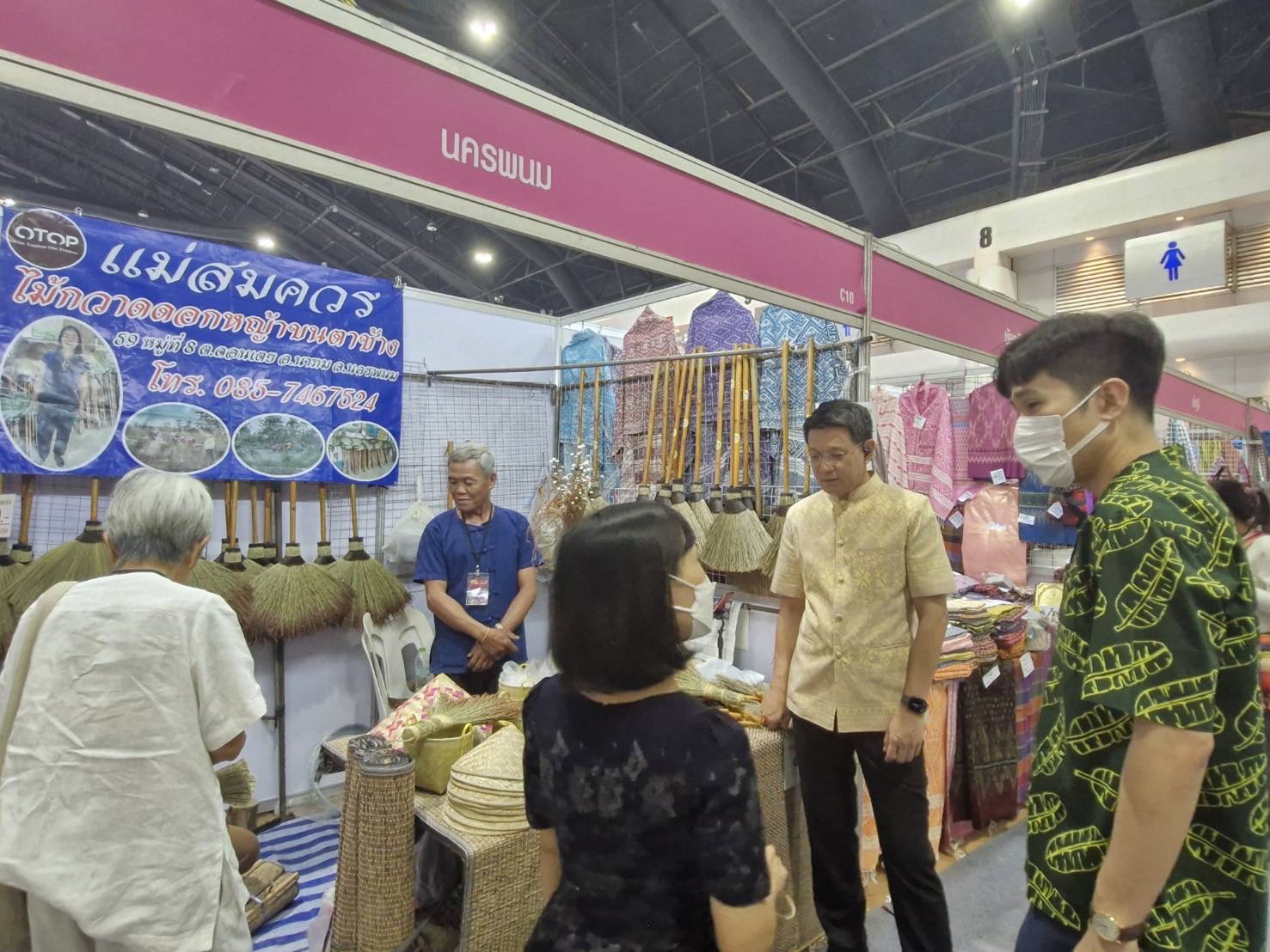 พช.นครพนม ร่วมจัดเเสดงเเละจำหน่ายสินค้า OTOP ในงาน OTOP CITY 2024