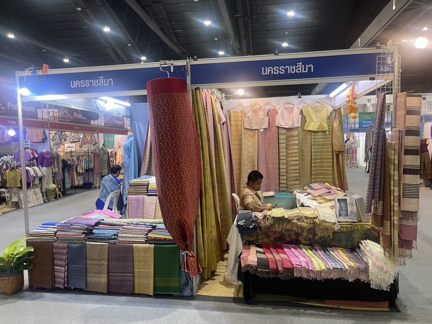 พช.นครพนม ร่วมจัดเเสดงเเละจำหน่ายสินค้า OTOP ในงาน OTOP CITY 2024