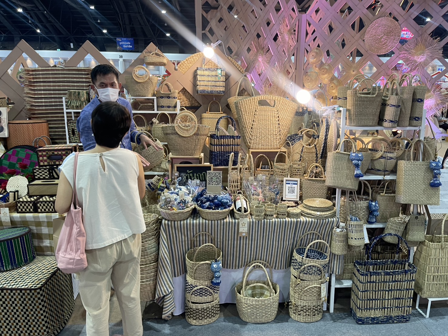 พช.นครพนม ร่วมจัดเเสดงเเละจำหน่ายสินค้า OTOP ในงาน OTOP CITY 2024