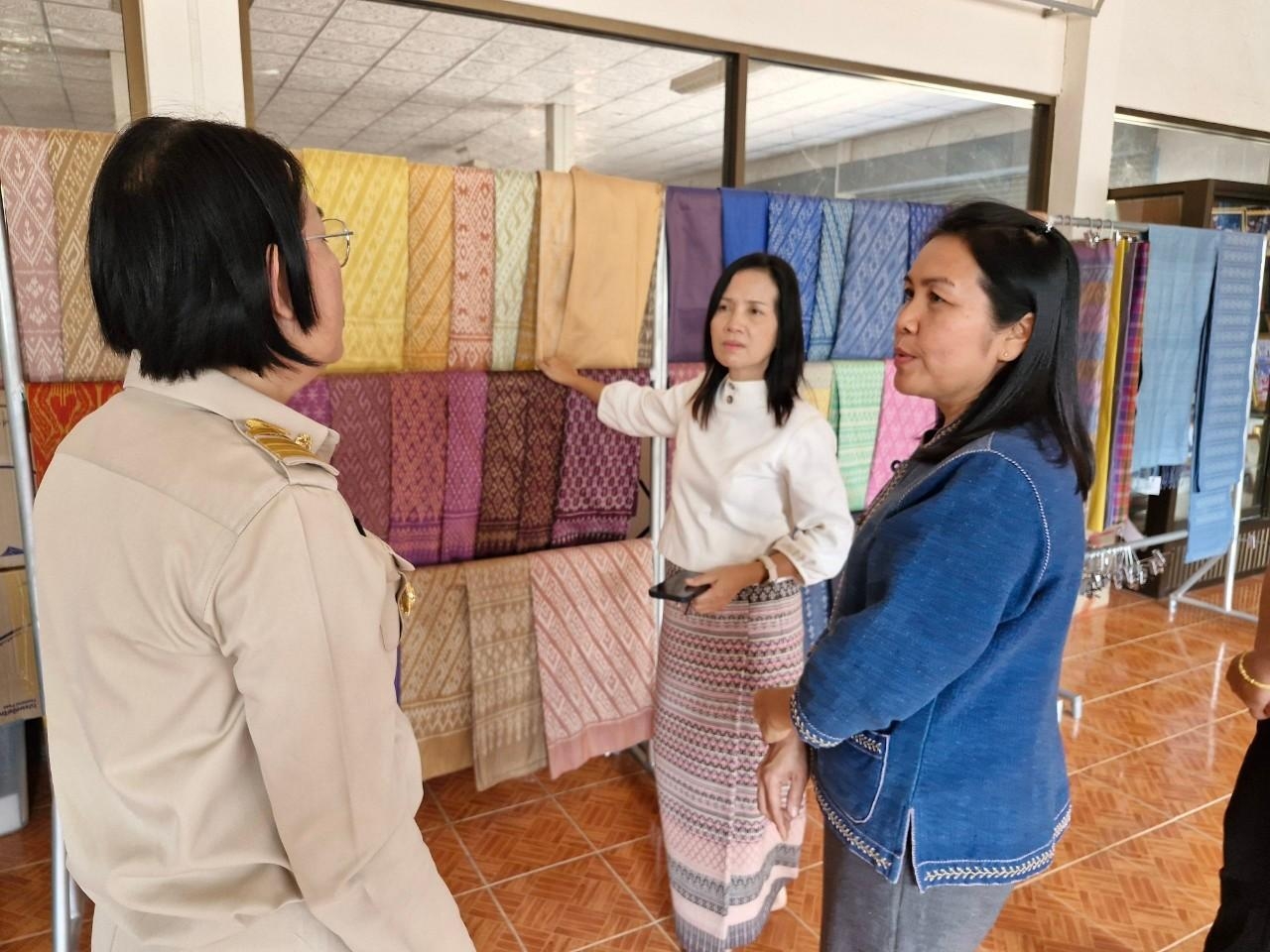 พช.นครพนม ลงพื้นที่ติดตามการขับเคลื่อนงาน “ผ้าไทยใส่ให้สนุก” พร้อมพบปะเยี่ยมเยียนให้กำลังใจ กลุ่มทอผ้า “นาหว้าโมเดล”