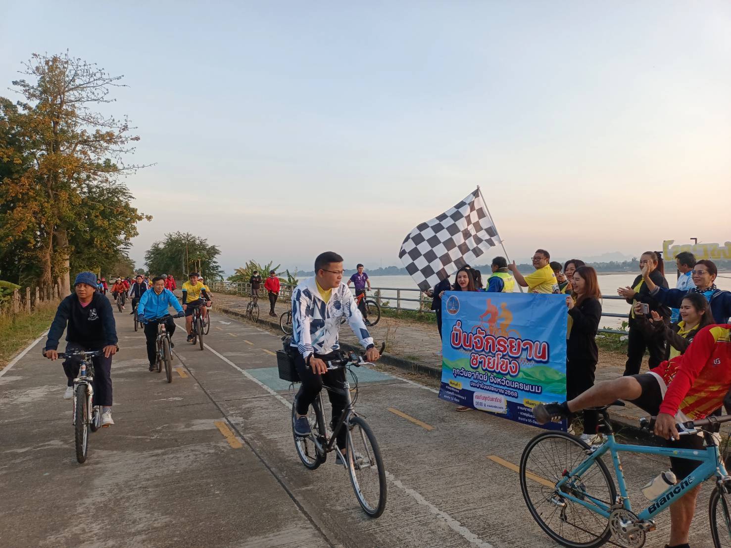พช.นครพนม ร่วมปั่นจักรยานชายโขงทุกวันอาทิตย์ ส่งเสริมการปั่นจักรยานออกกำลังกาย กระตุ้นให้เกิดกระแสการท่องเที่ยวเชิงสุขภาพ