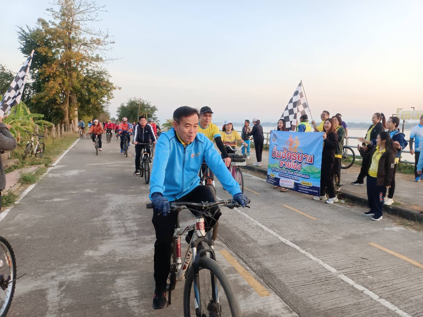 พช.นครพนม ร่วมปั่นจักรยานชายโขงทุกวันอาทิตย์ ส่งเสริมการปั่นจักรยานออกกำลังกาย กระตุ้นให้เกิดกระแสการท่องเที่ยวเชิงสุขภาพ