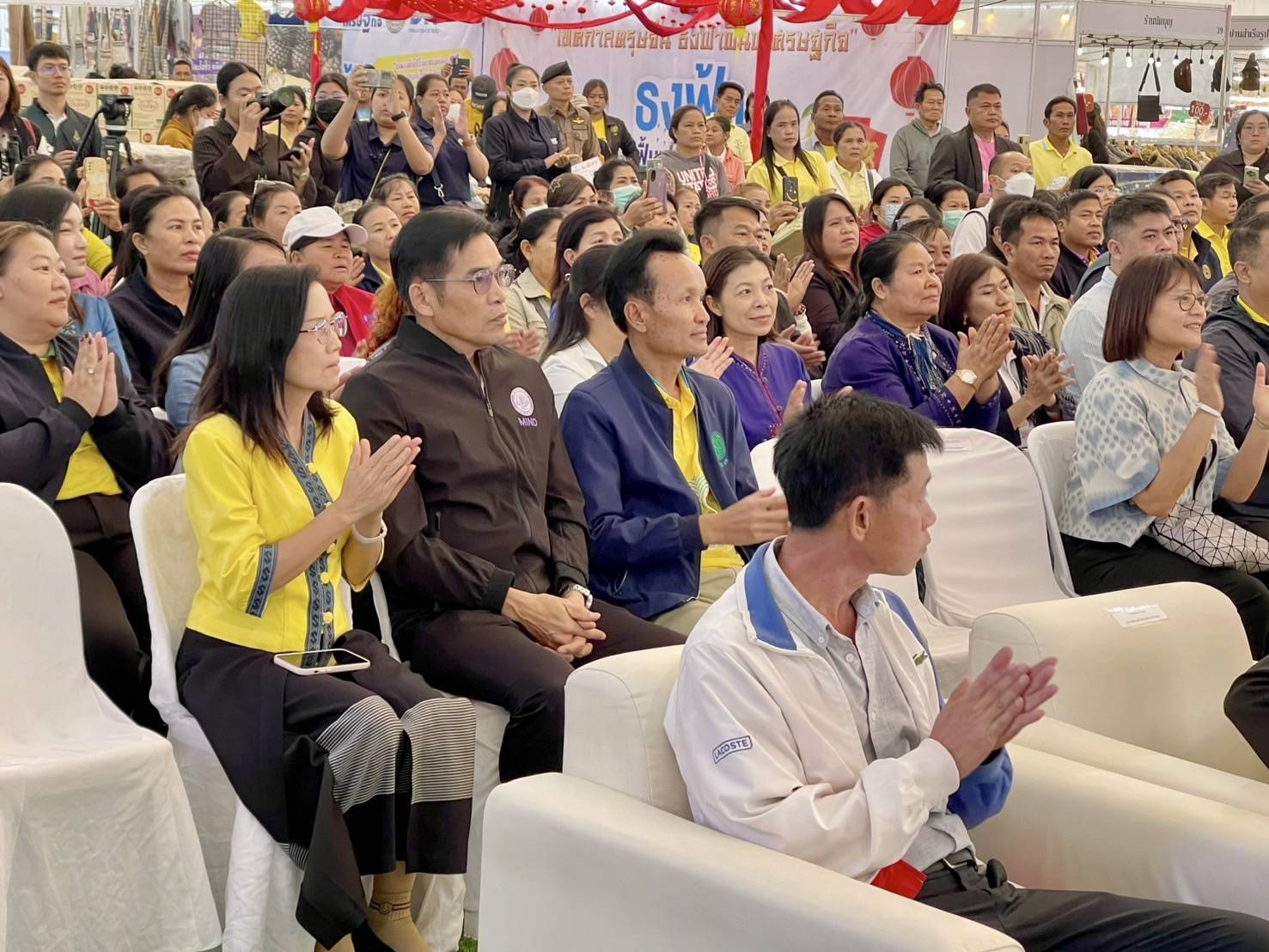 พช.นครพนม นำผู้ผลิต ผู้ประกอบการ OTOP ร่วมจำหน่ายในงาน “ธงฟ้าฟื้นฟูเศรษฐกิจ @นครพนม”