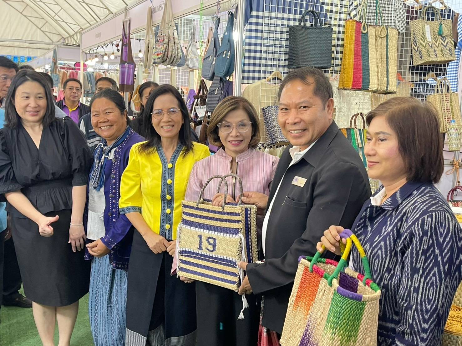 พช.นครพนม นำผู้ผลิต ผู้ประกอบการ OTOP ร่วมจำหน่ายในงาน “ธงฟ้าฟื้นฟูเศรษฐกิจ @นครพนม”