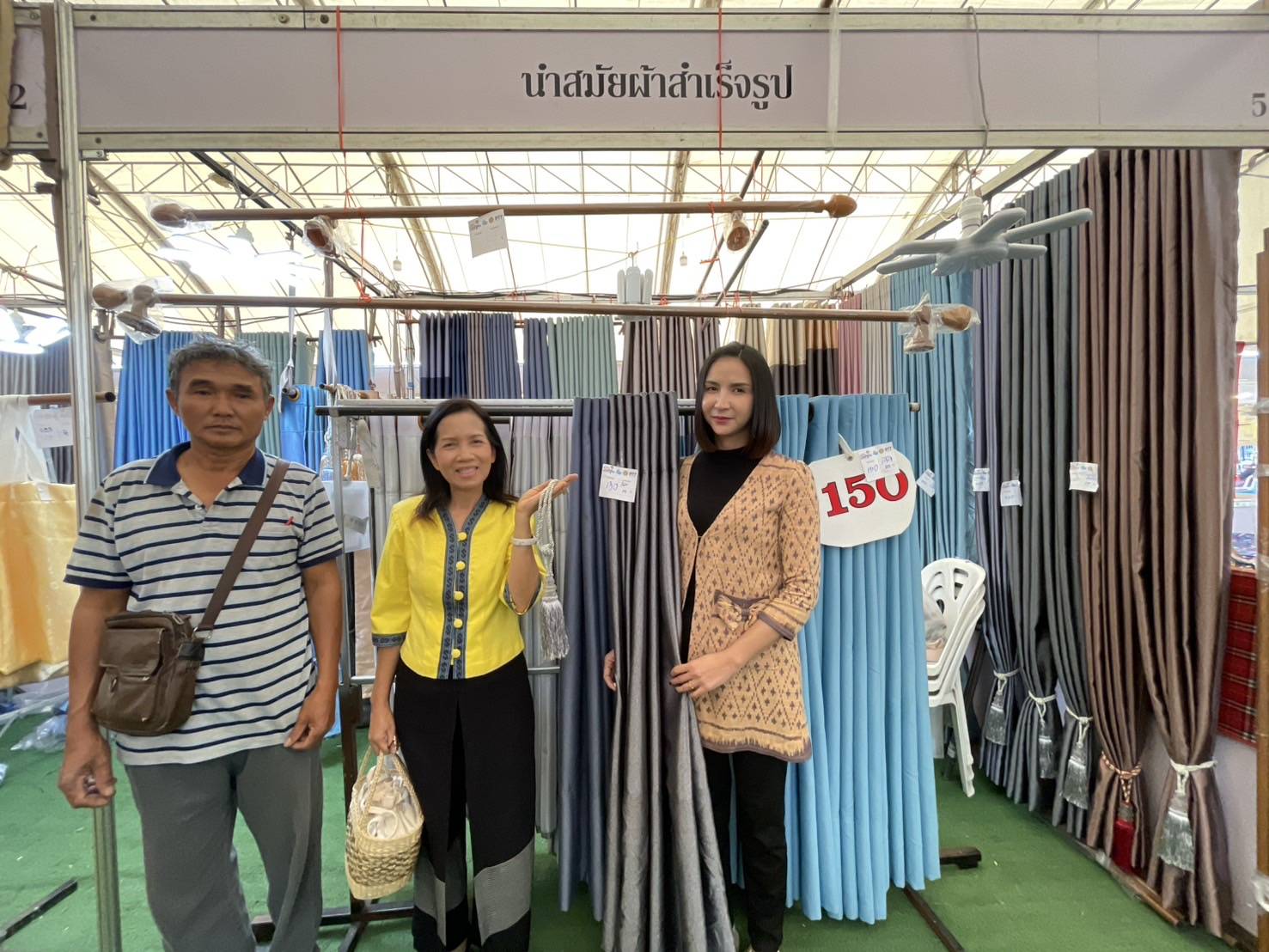 พช.นครพนม นำผู้ผลิต ผู้ประกอบการ OTOP ร่วมจำหน่ายในงาน “ธงฟ้าฟื้นฟูเศรษฐกิจ @นครพนม”