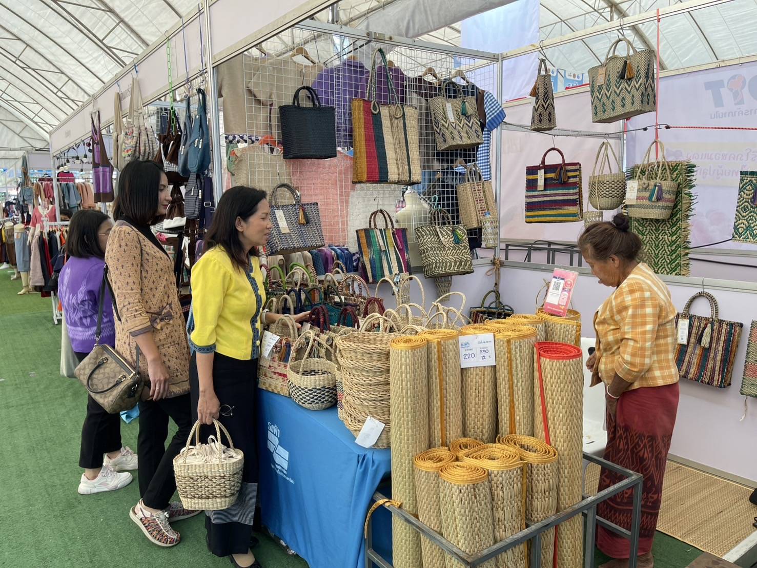 พช.นครพนม นำผู้ผลิต ผู้ประกอบการ OTOP ร่วมจำหน่ายในงาน “ธงฟ้าฟื้นฟูเศรษฐกิจ @นครพนม”