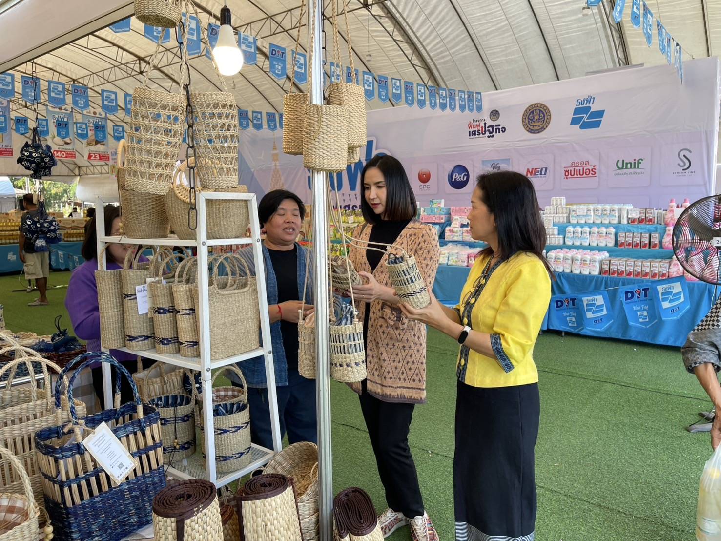 พช.นครพนม นำผู้ผลิต ผู้ประกอบการ OTOP ร่วมจำหน่ายในงาน “ธงฟ้าฟื้นฟูเศรษฐกิจ @นครพนม”