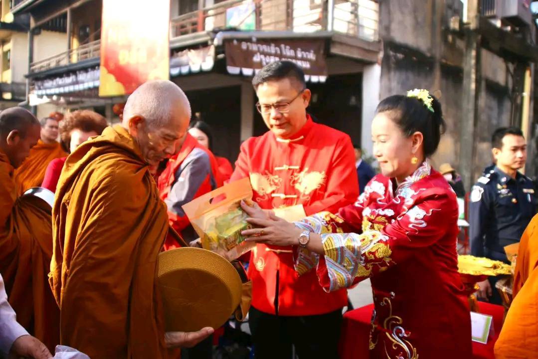ชาวไทยเชื้อสายจีน-เวียดนาม นครพนม ร่วมทำบุญไหว้พระ เสริมสิริมงคล ต้อนรับตรุษจีนปีมะเส็ง