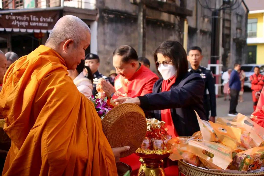 ชาวไทยเชื้อสายจีน-เวียดนาม นครพนม ร่วมทำบุญไหว้พระ เสริมสิริมงคล ต้อนรับตรุษจีนปีมะเส็ง