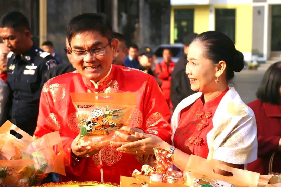 ชาวไทยเชื้อสายจีน-เวียดนาม นครพนม ร่วมทำบุญไหว้พระ เสริมสิริมงคล ต้อนรับตรุษจีนปีมะเส็ง