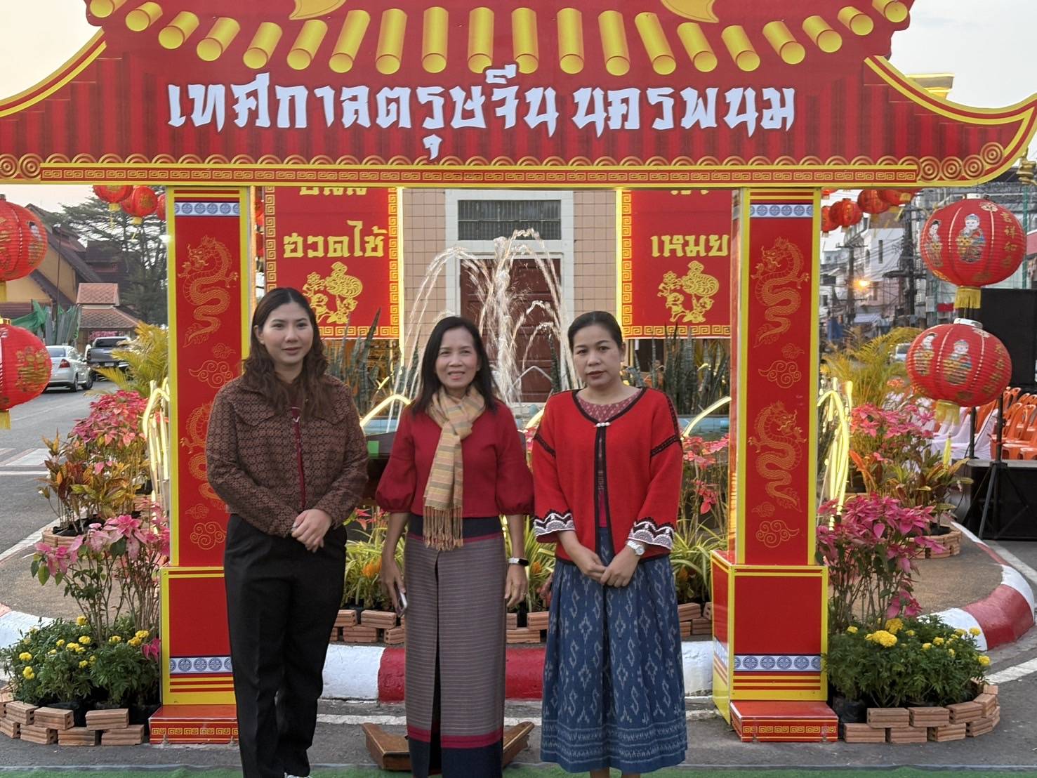 ชาวไทยเชื้อสายจีน-เวียดนาม นครพนม ร่วมทำบุญไหว้พระ เสริมสิริมงคล ต้อนรับตรุษจีนปีมะเส็ง