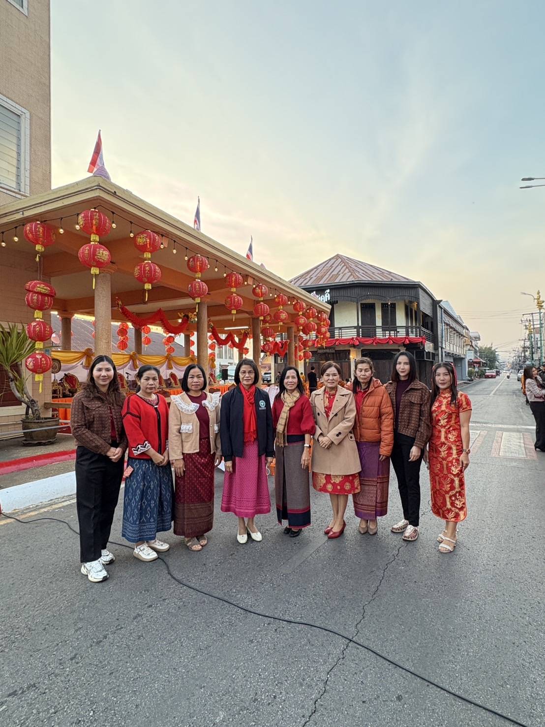 ชาวไทยเชื้อสายจีน-เวียดนาม นครพนม ร่วมทำบุญไหว้พระ เสริมสิริมงคล ต้อนรับตรุษจีนปีมะเส็ง
