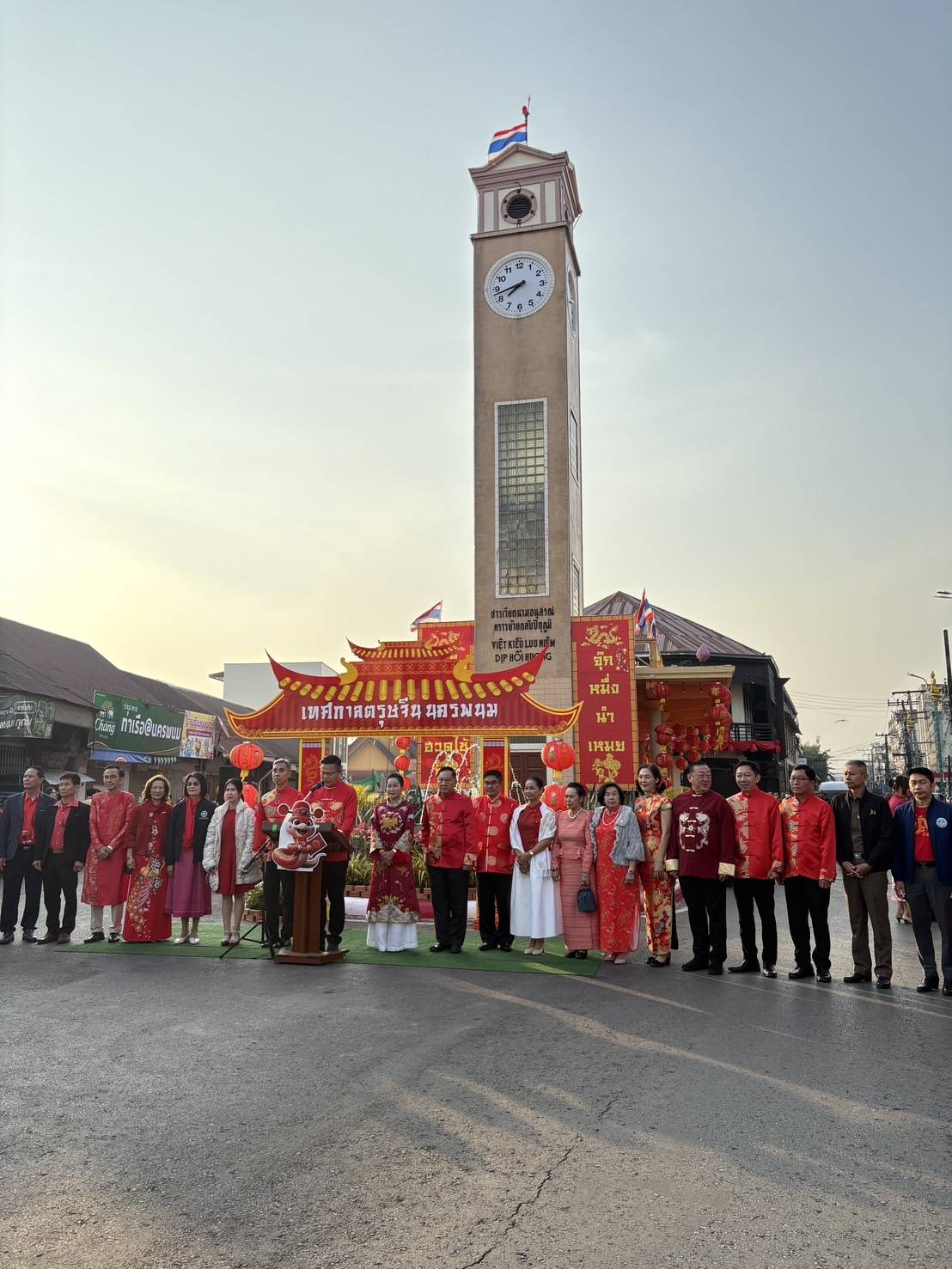 ชาวไทยเชื้อสายจีน-เวียดนาม นครพนม ร่วมทำบุญไหว้พระ เสริมสิริมงคล ต้อนรับตรุษจีนปีมะเส็ง