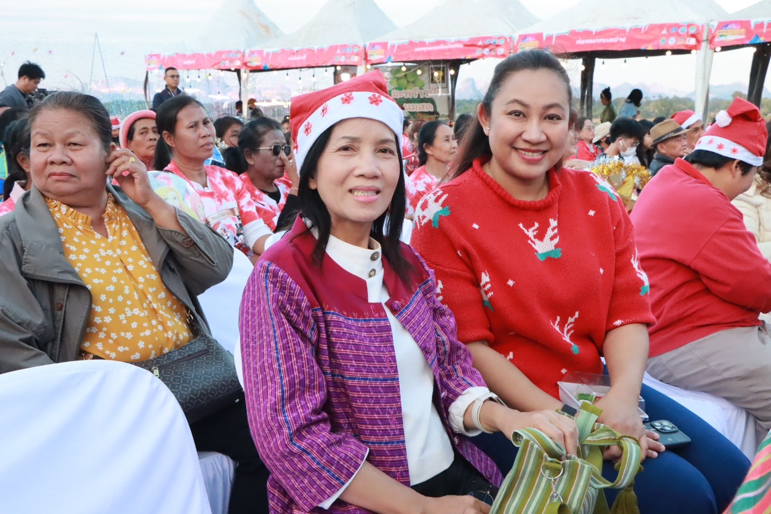 พช.นครพนม ร่วมพิธีเปิดงานประเพณีแห่ดาวคริสต์มาสนครพนม “ชมดาวที่หนองแสง” และกิจกรรม Nakhonphanom Winter Festival ประจำปี 2568