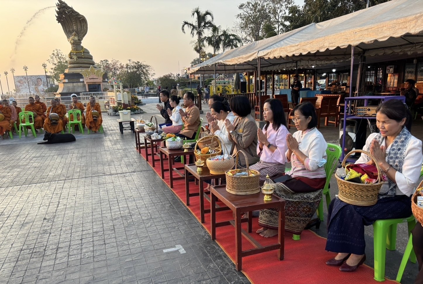 นครพนม หิ้วตะกร้า สวมผ้าไทย ใส่บาตรริมโขง ทุกวันพระ ส่งเสริมการท่องเที่ยวเชิงวัฒนธรรม สืบสานพระพุทธศาสนา