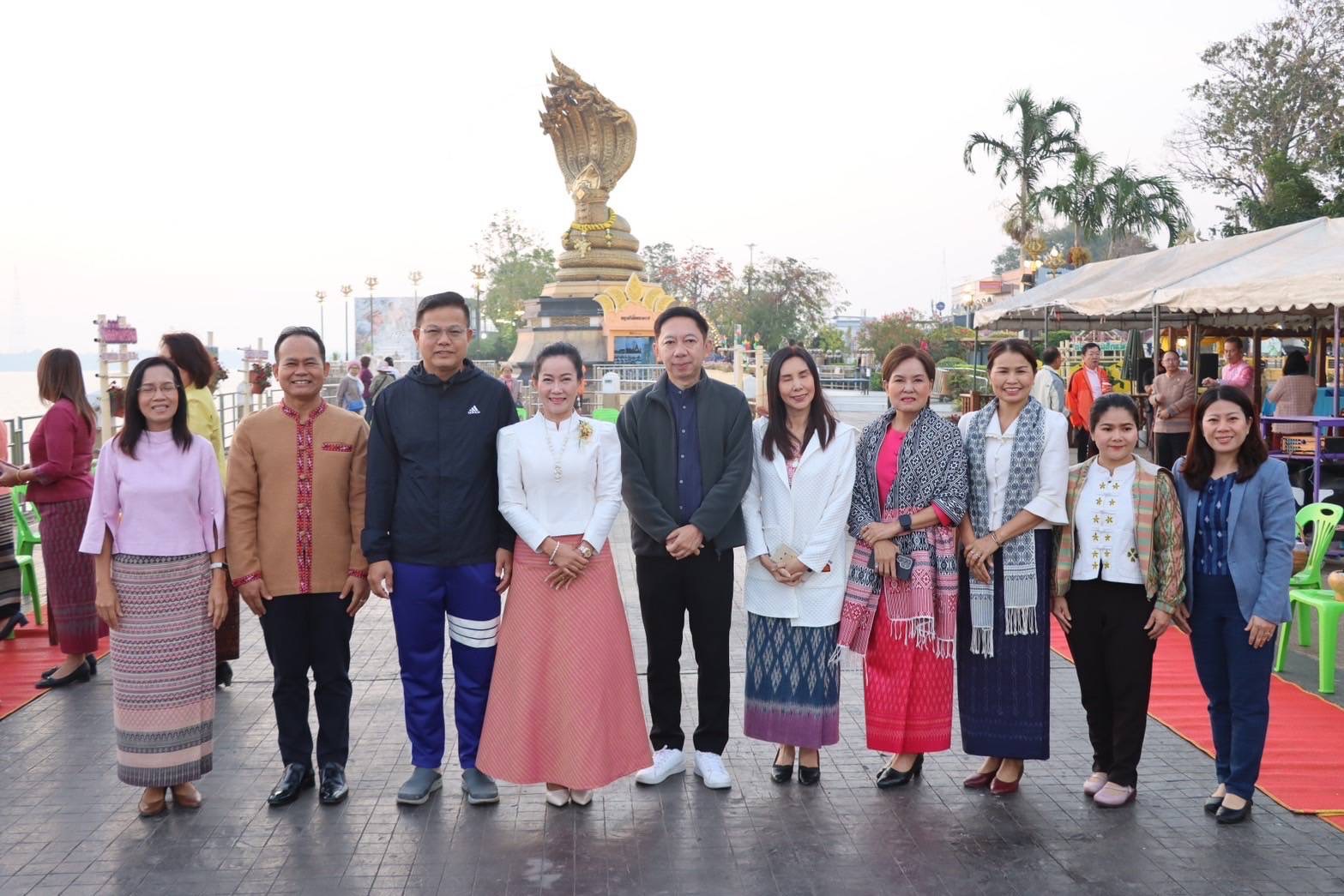 นครพนม หิ้วตะกร้า สวมผ้าไทย ใส่บาตรริมโขง ทุกวันพระ ส่งเสริมการท่องเที่ยวเชิงวัฒนธรรม สืบสานพระพุทธศาสนา