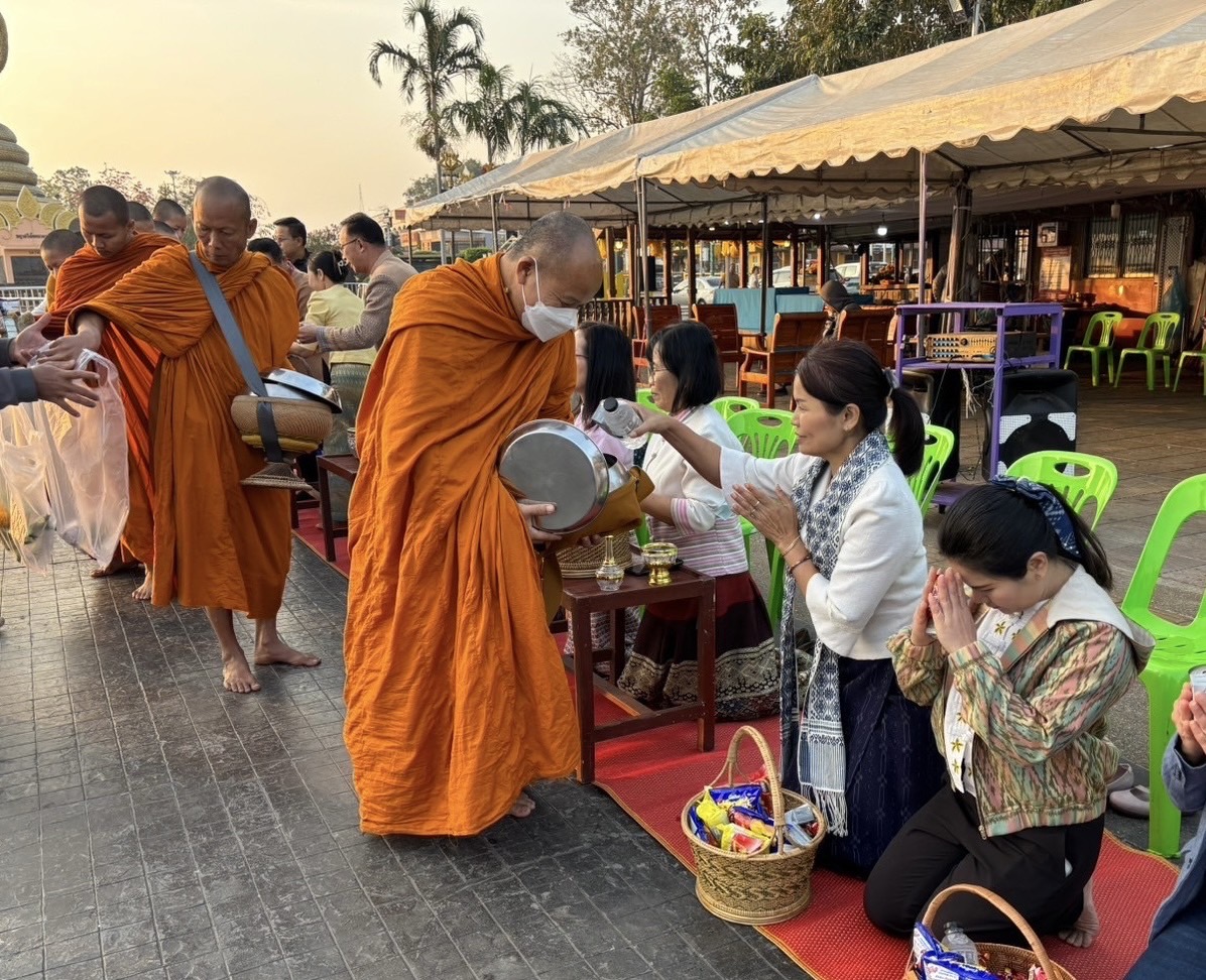 นครพนม หิ้วตะกร้า สวมผ้าไทย ใส่บาตรริมโขง ทุกวันพระ ส่งเสริมการท่องเที่ยวเชิงวัฒนธรรม สืบสานพระพุทธศาสนา