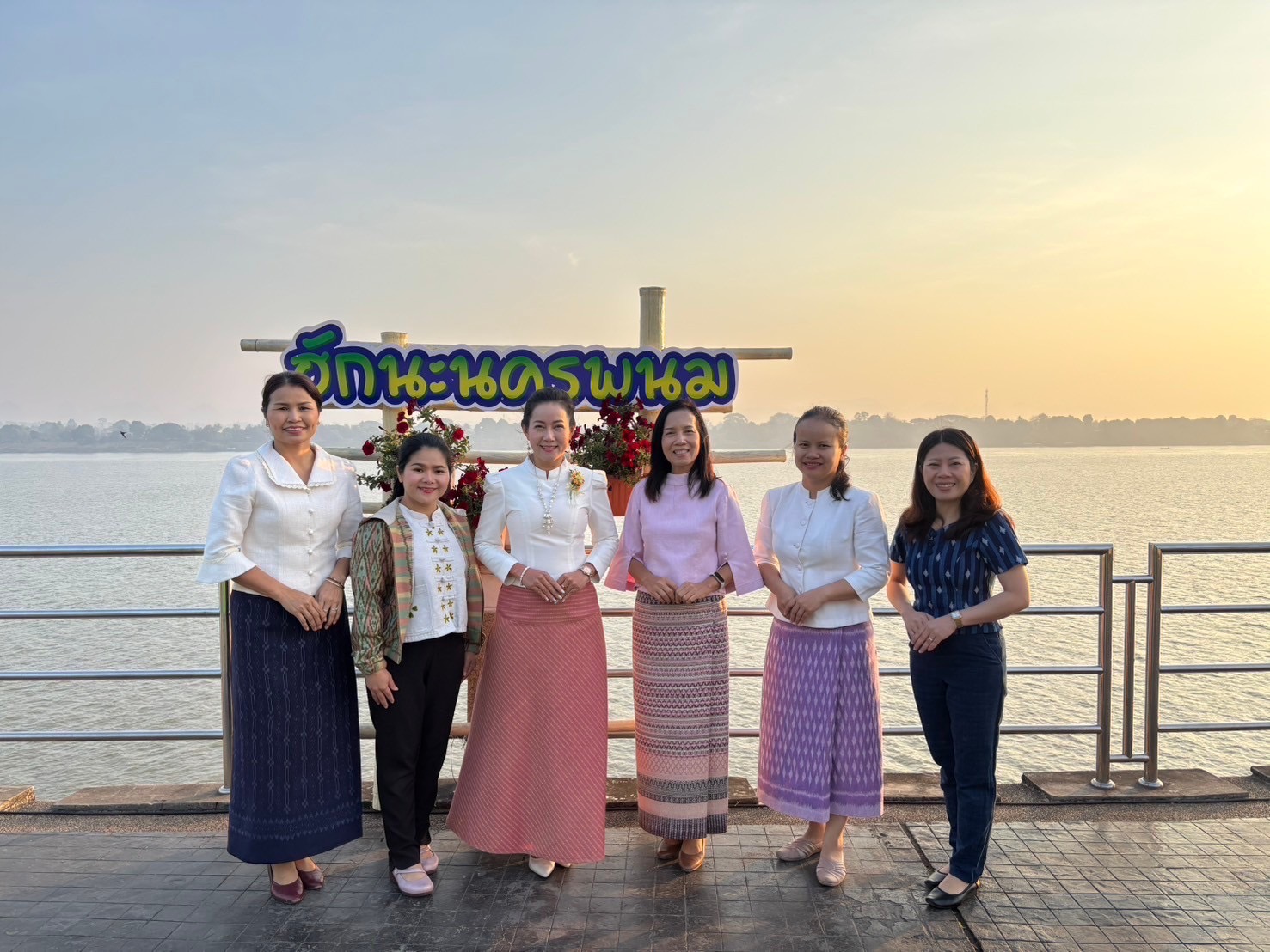 นครพนม หิ้วตะกร้า สวมผ้าไทย ใส่บาตรริมโขง ทุกวันพระ ส่งเสริมการท่องเที่ยวเชิงวัฒนธรรม สืบสานพระพุทธศาสนา