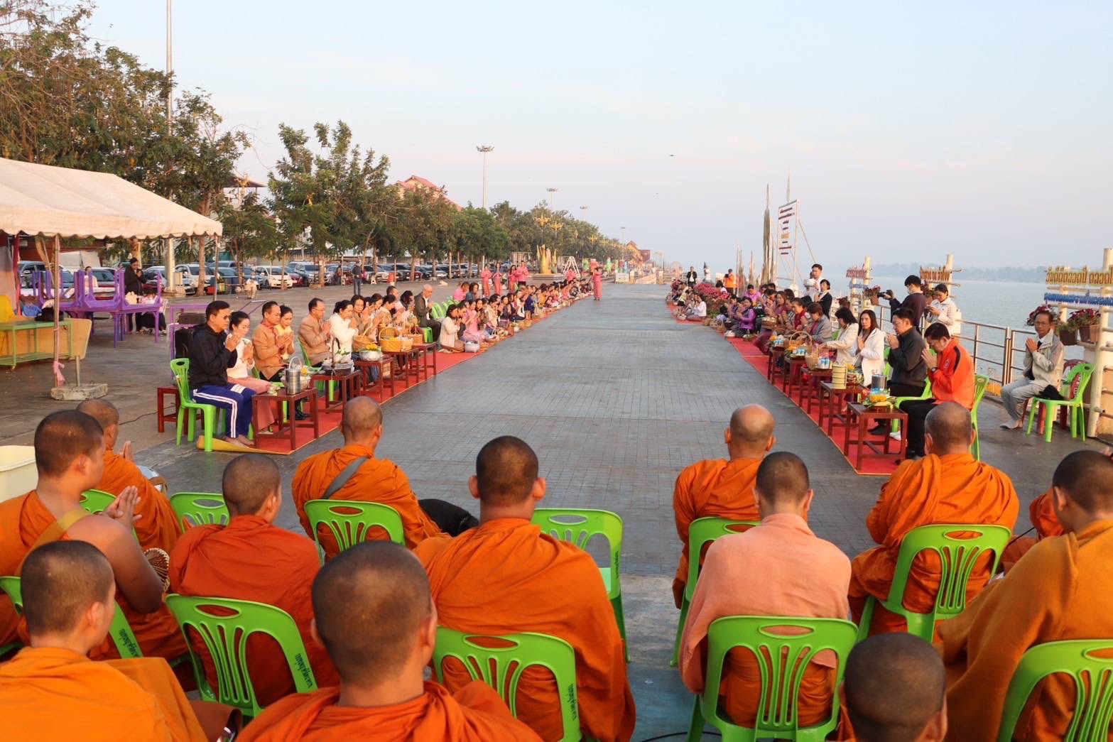 นครพนม หิ้วตะกร้า สวมผ้าไทย ใส่บาตรริมโขง ทุกวันพระ ส่งเสริมการท่องเที่ยวเชิงวัฒนธรรม สืบสานพระพุทธศาสนา