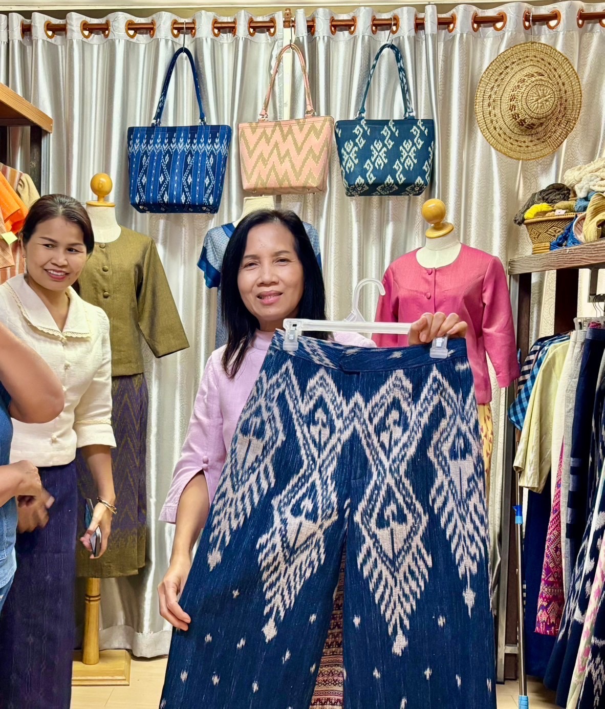 พช.นครพนม ติดตามกลุ่มผู้ผลิต ผู้ประกอบการ OTOP และเชิญชวนเข้าร่วมมาตรการ “EASY E-RECEIPT 2.0”