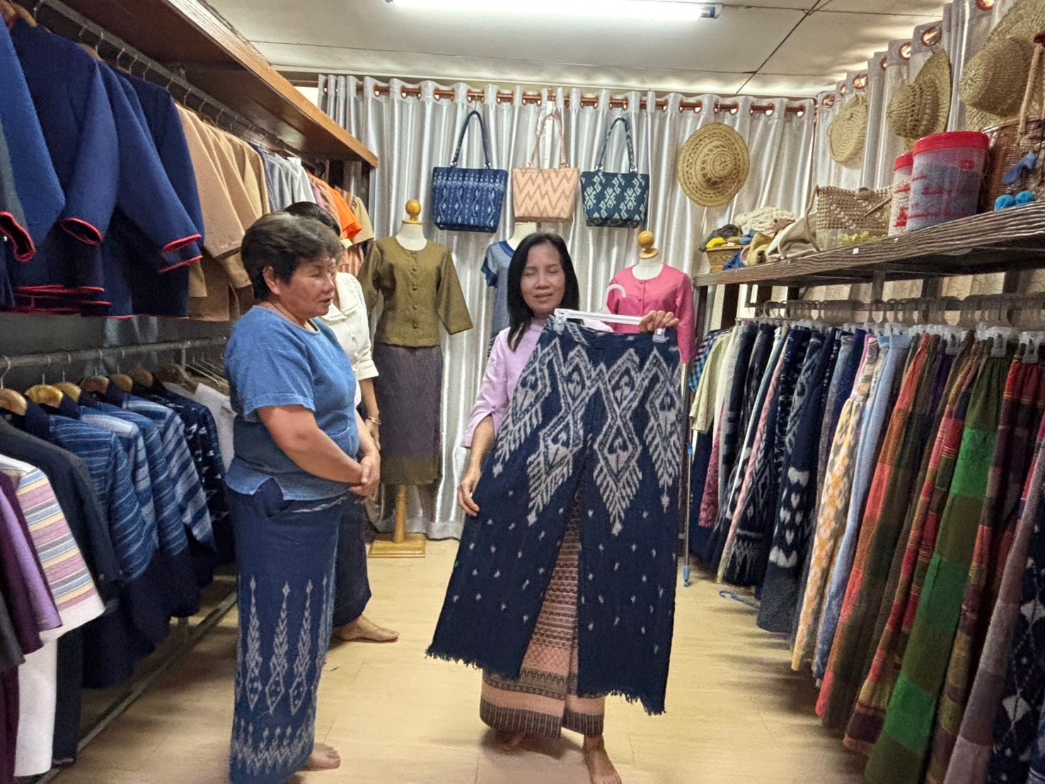 พช.นครพนม ติดตามกลุ่มผู้ผลิต ผู้ประกอบการ OTOP และเชิญชวนเข้าร่วมมาตรการ “EASY E-RECEIPT 2.0”