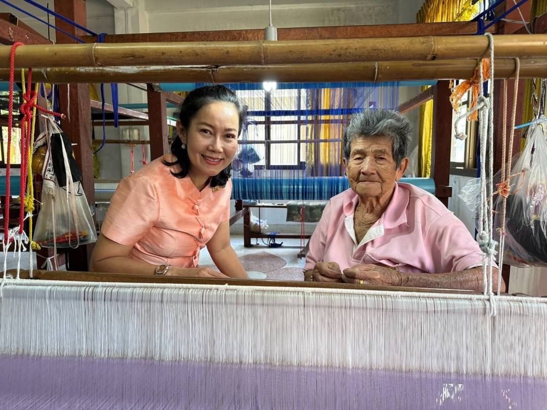 พ่อเมือง แม่เมือง นครพนม ลงพื้นที่ติดตามการขับเคลื่อนงาน “ผ้าไทยใส่ให้สนุก” พร้อมพบปะเยี่ยมเยียนให้กำลังใจ กลุ่มทอผ้า “นาหว้า โมเดล”