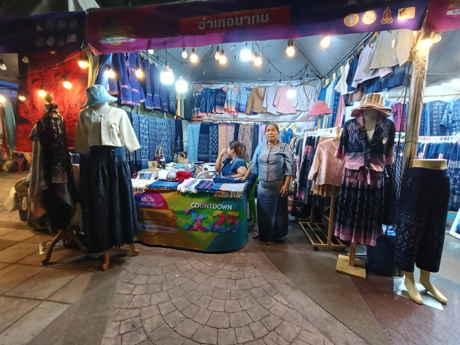 พช.นครพนม ส่งเสริมผู้ผลิต ผู้ประกอบการ OTOP ในการจัดแสดงและจำหน่ายสินค้าในงานประเพณีแห่ดาวคริสต์มาสนครพนม “ชมดาวที่หนองแสง” และกิจกรรม Nakhonphanom Winter Festival ประจำปี 2568