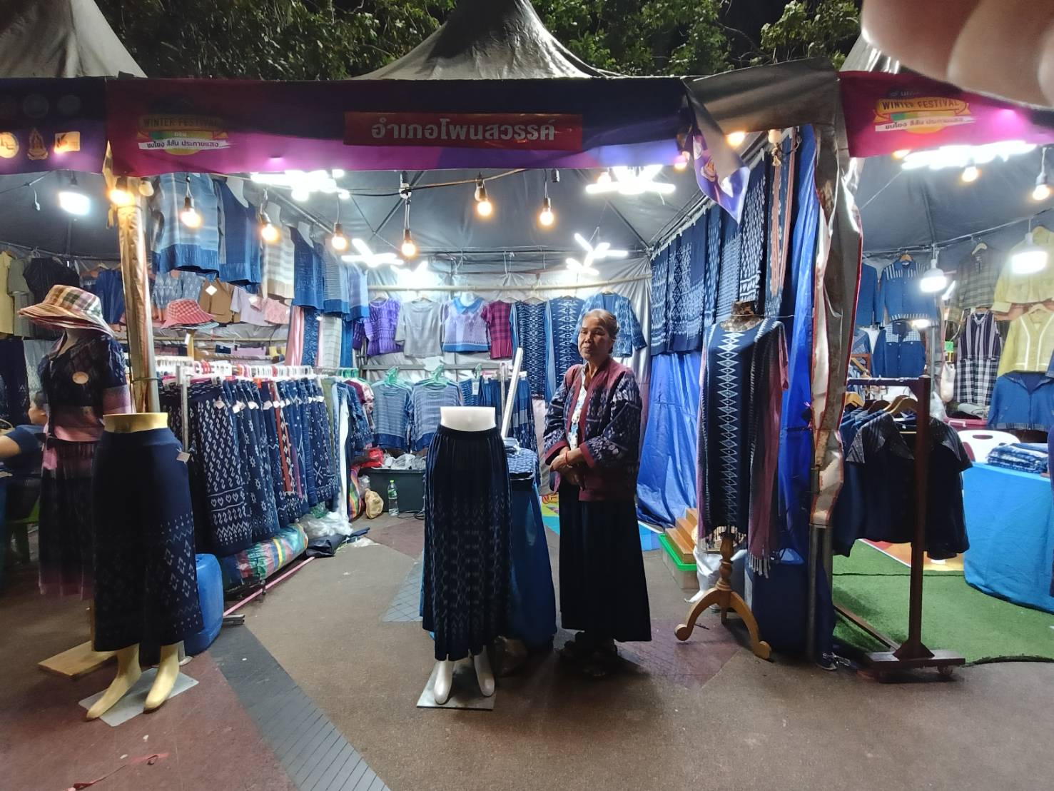พช.นครพนม ส่งเสริมผู้ผลิต ผู้ประกอบการ OTOP ในการจัดแสดงและจำหน่ายสินค้าในงานประเพณีแห่ดาวคริสต์มาสนครพนม “ชมดาวที่หนองแสง” และกิจกรรม Nakhonphanom Winter Festival ประจำปี 2568